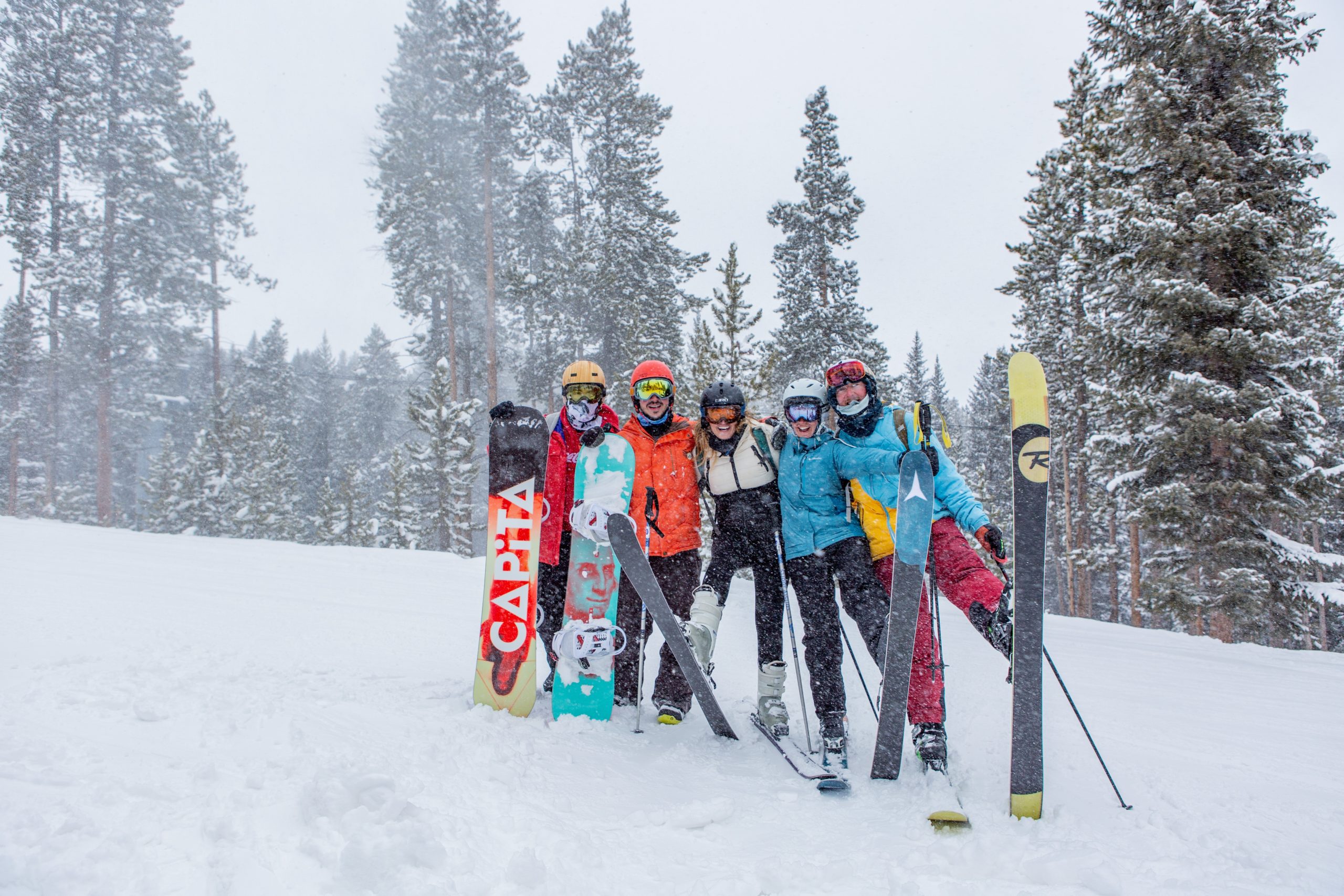 Ski group. Горнолыжные курорты Подмосковья. На лыжах группа. Skiing in Sweden.